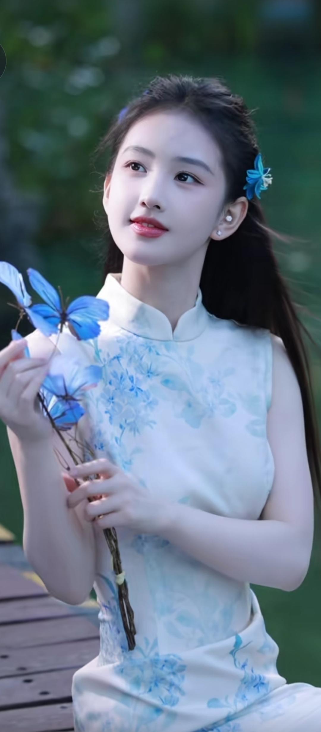 少女与蓝蝶共舞，古风韵味悠长。