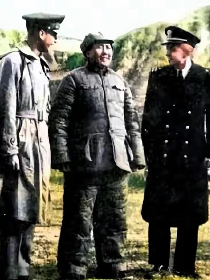 毛主席与外国友人在延安！
延安，中国革命的大本营。毛主席领导八路军、新四军，在敌