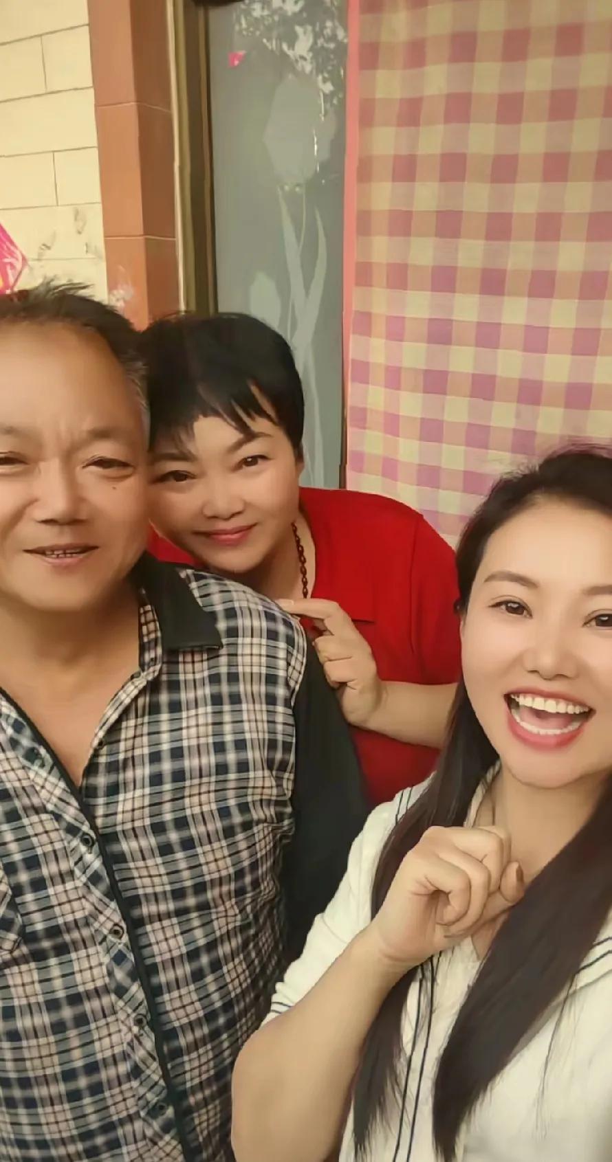 杨妞花今天来到了她爹家里 ，正好她的阿姨也回来了 ，三个人一起同框给大家拍摄了视