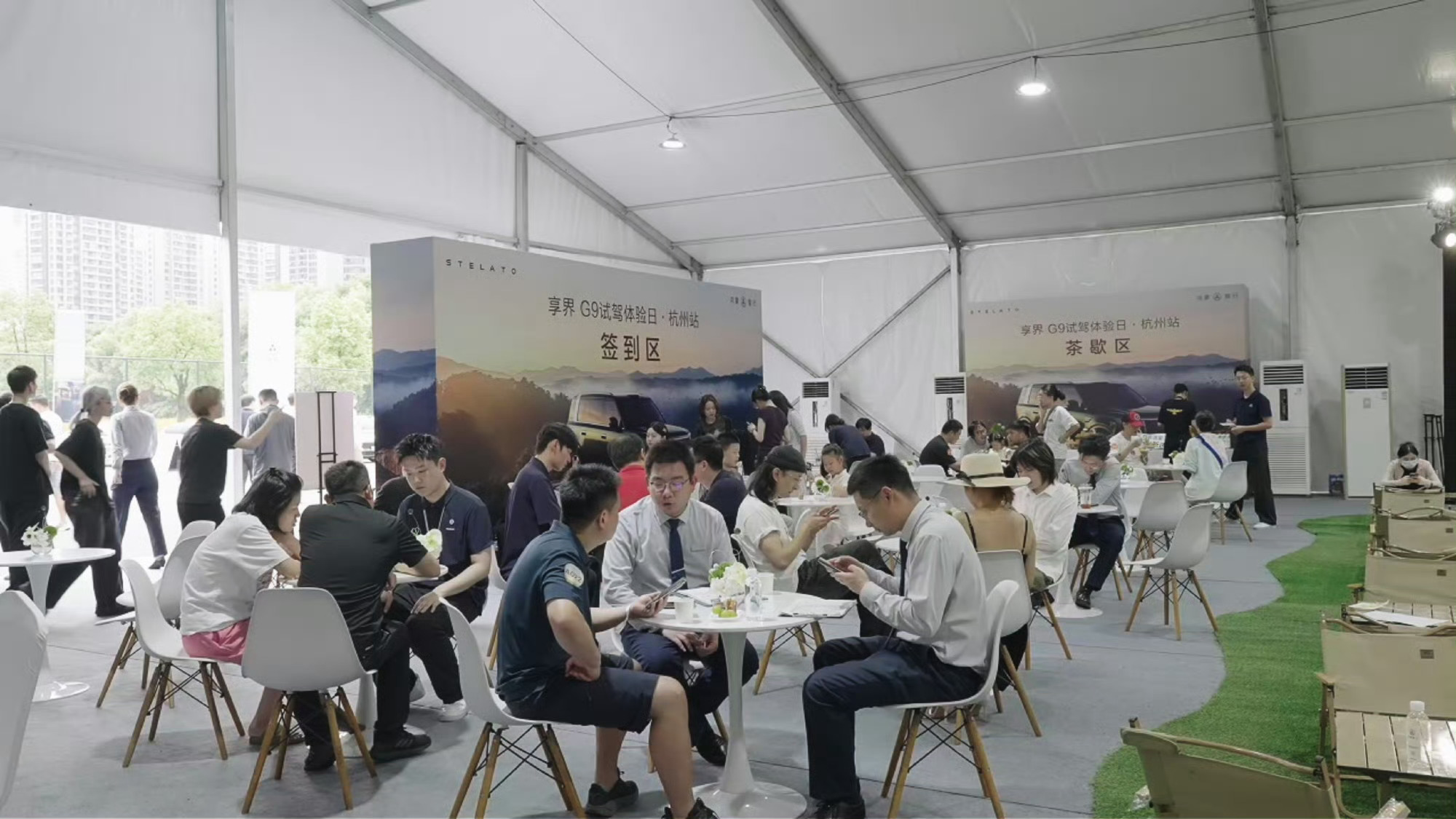 刷到网友拍的享界G9门店现场，这车刚到店就好多人凑过去，试驾都得排队等。尤其那个