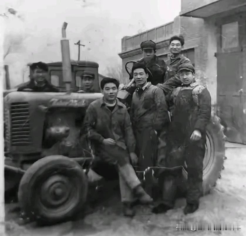 那厮那台拖拉机，铁皮裹着斑驳锈迹，烟囱早没了冒烟的气力。曾见它载着满车玉米杆，突