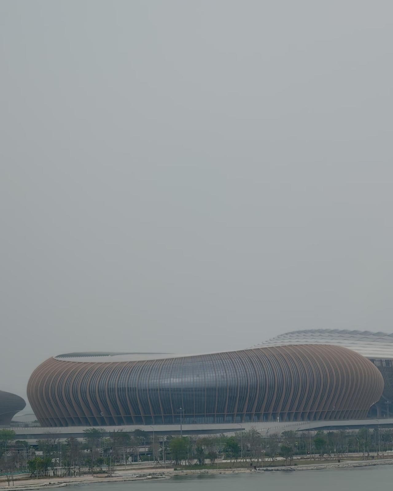 没人觉得广州大湾区体育中心很像生锈了么？
之前路过以为还没修好，外表生锈了一样。