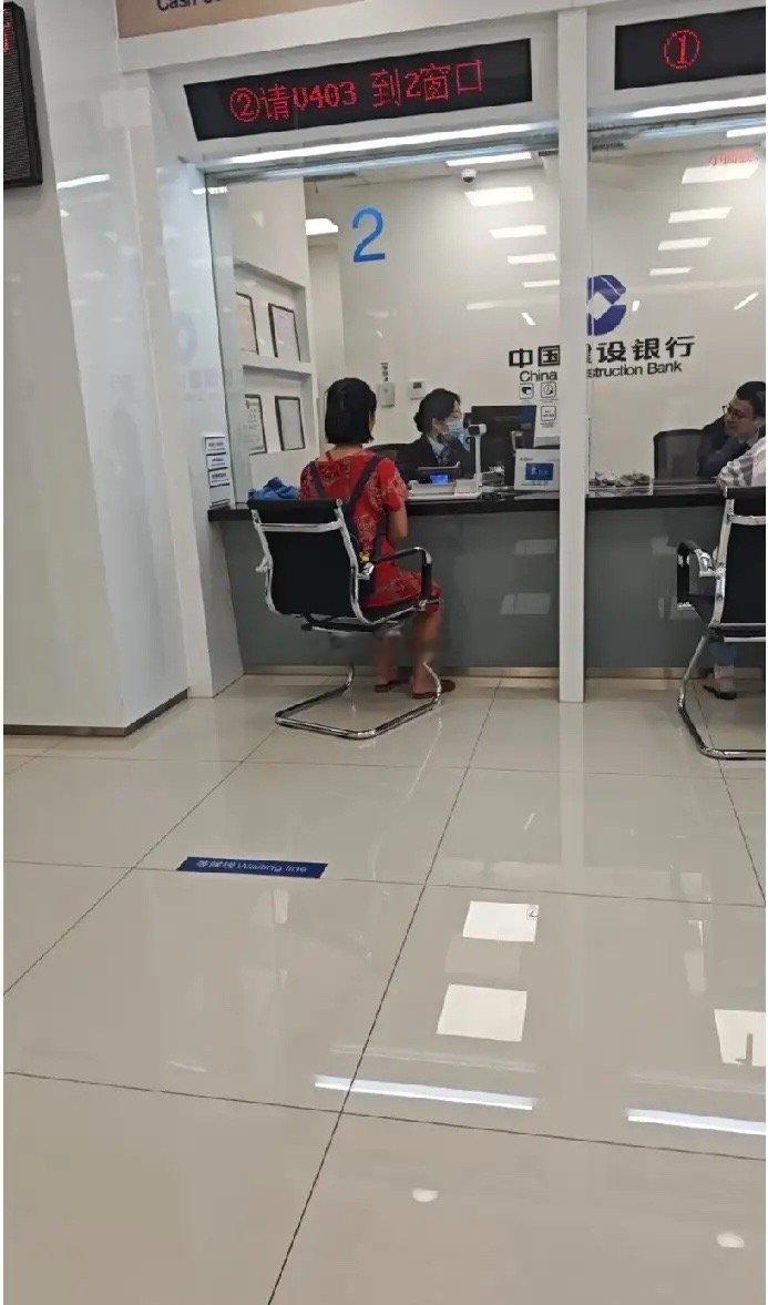 终身未婚的叔叔离世，我一手操办后事，备齐各类证明去农行查询他银行卡余额，却被柜员