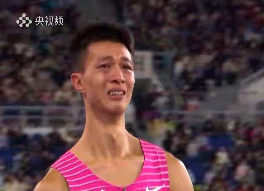 吴瑞庭卫冕全运会男子三级跳冠军！
 

30岁广东名将吴瑞庭真能打，第一次试跳就