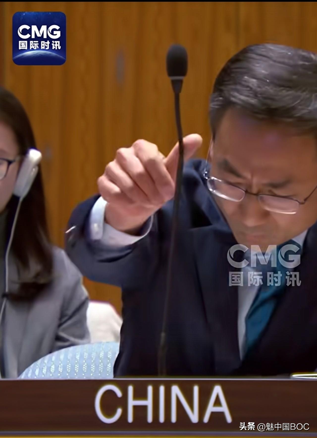 中国担当硬气回击！耿爽联合国现场正名气候变化担当，霸气推麦，气场强大。

在联合