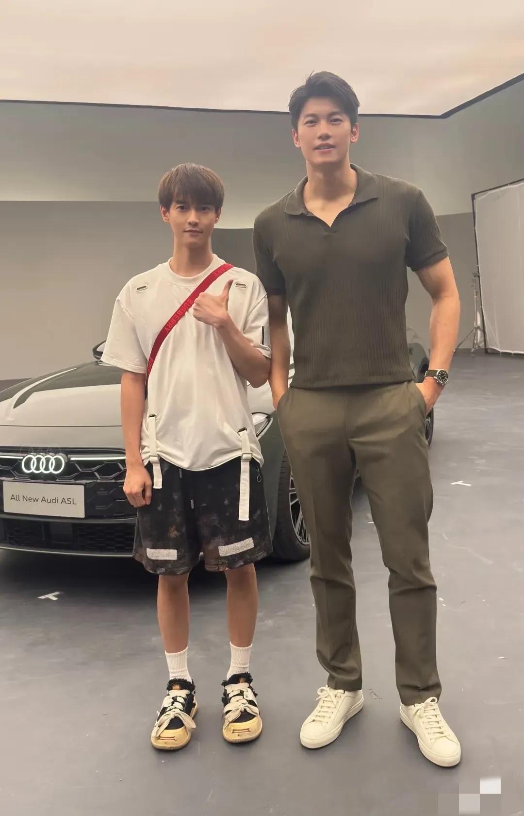汪顺好帅，身高也高非常有气质，和粉丝合影也非常热情