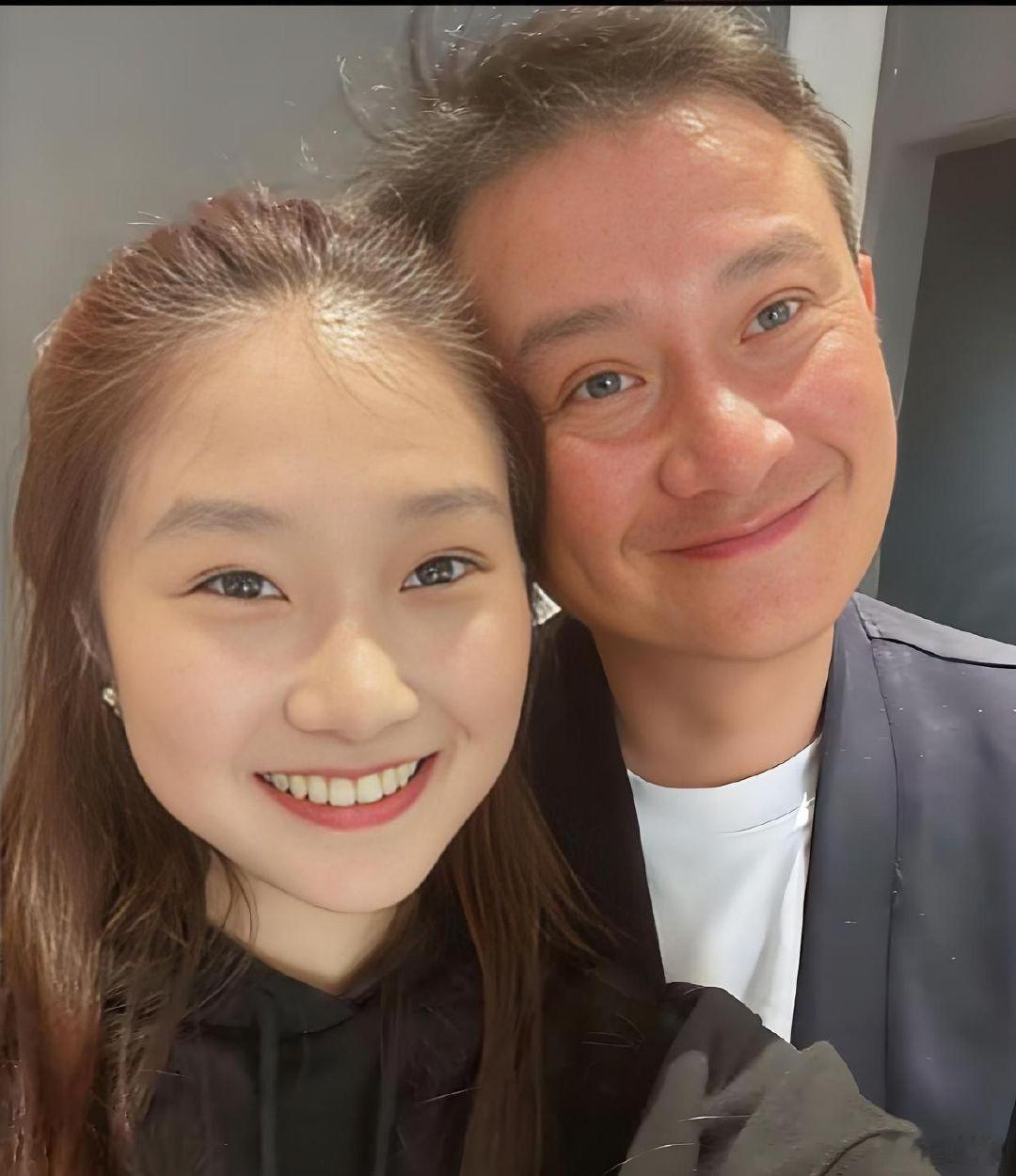 马伊琍的大女儿文君竹放假前去和爸爸文章见面，17岁的她晒出两人一同吃饭的合照。照