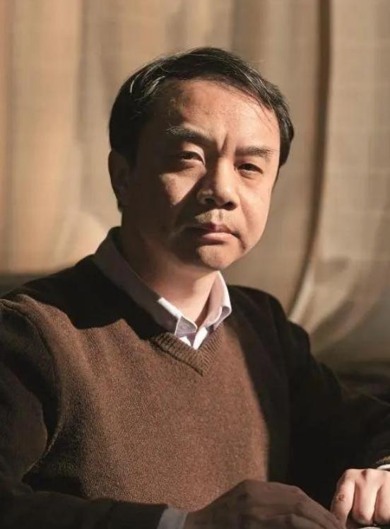 “一定要建，不建中国将落后30年！”2016年，杨振宁曾顶着骂名，极力反对花20