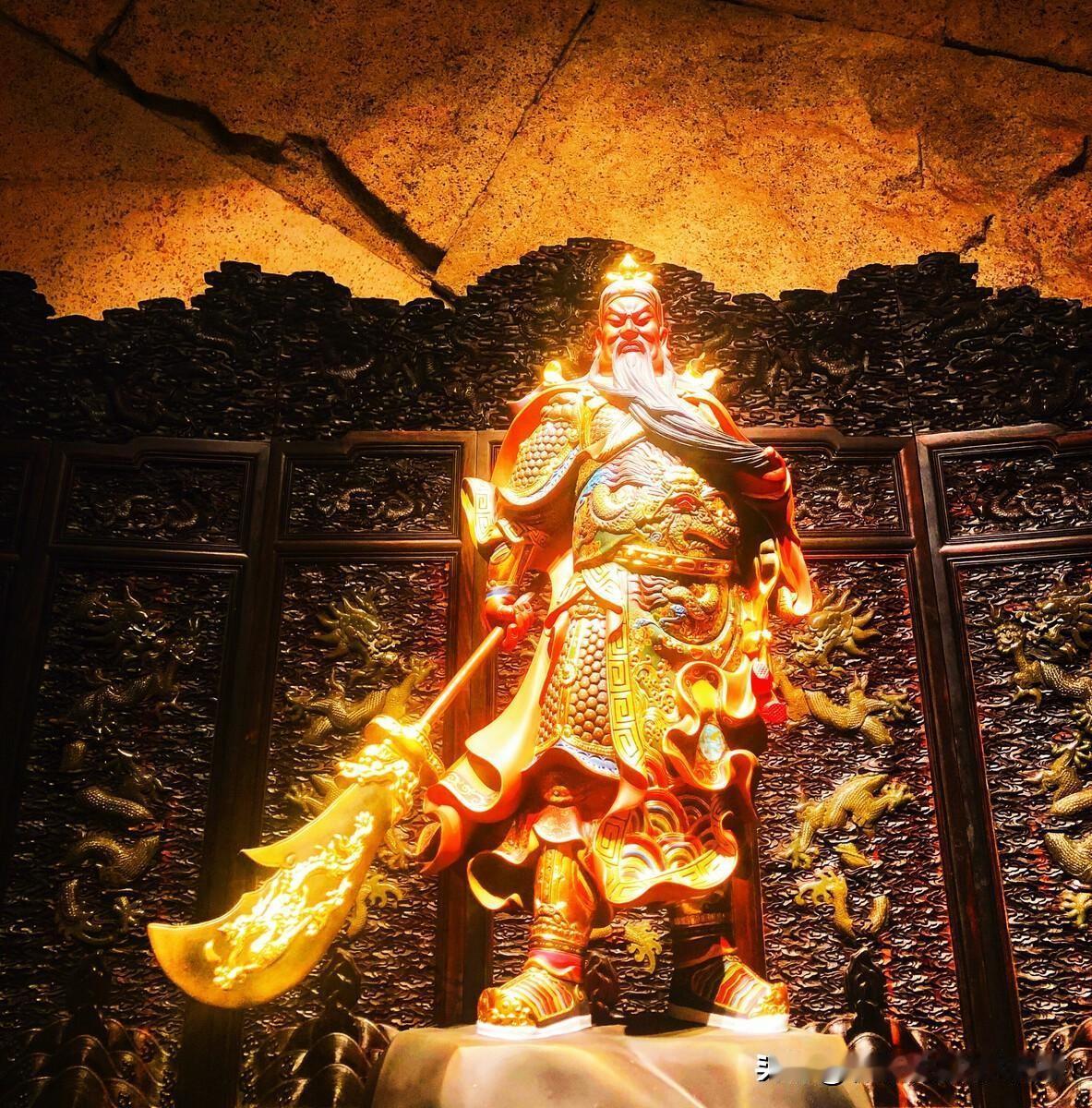 作品没有阅读量，
尝试自己推广一波，
题目：关羽生平的误解与成神之路。

关羽是