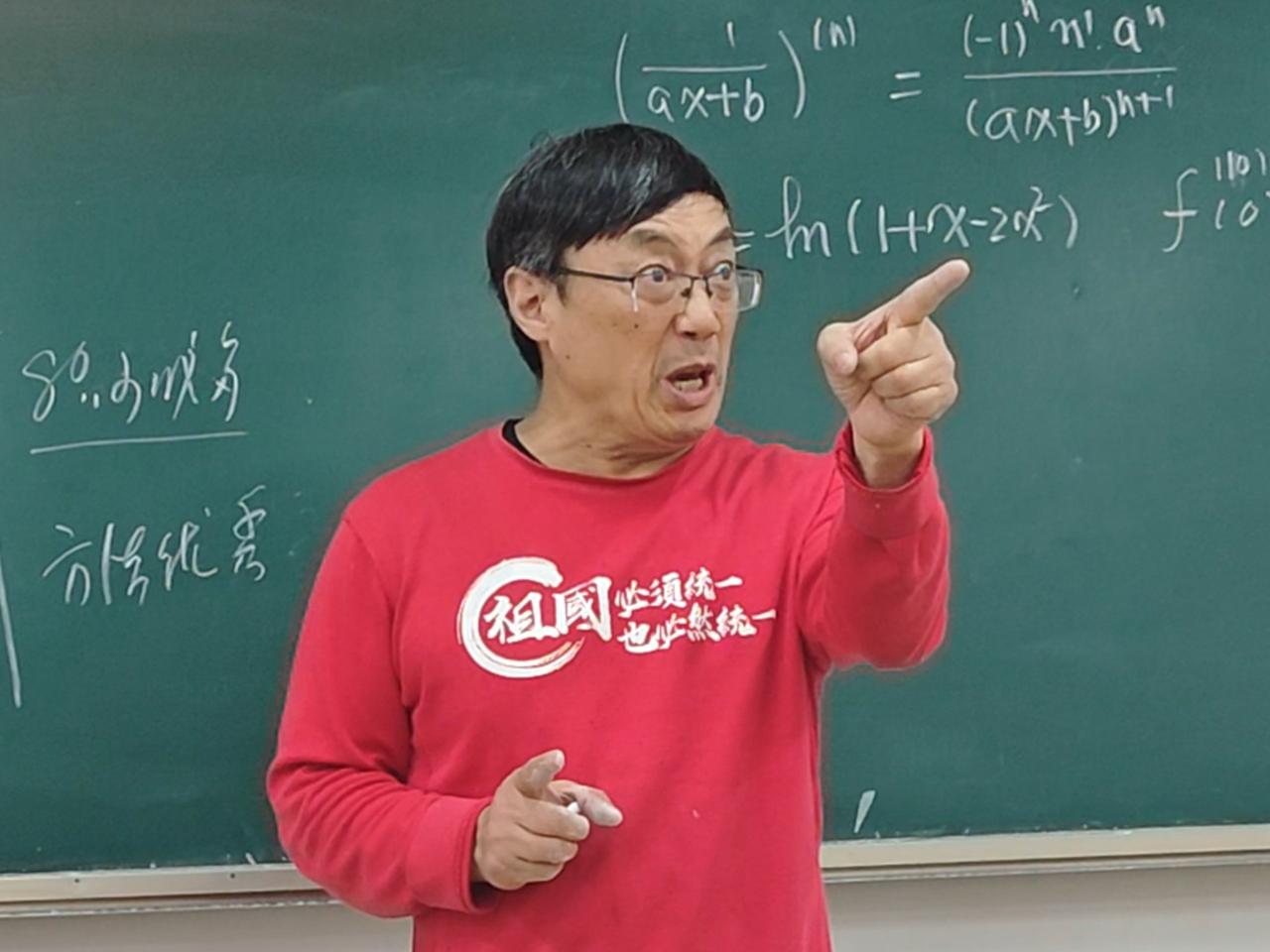汤家凤，何许人也？

最近，有一个叫“汤家凤”的博主火了，他凭借着批印度人大量涌
