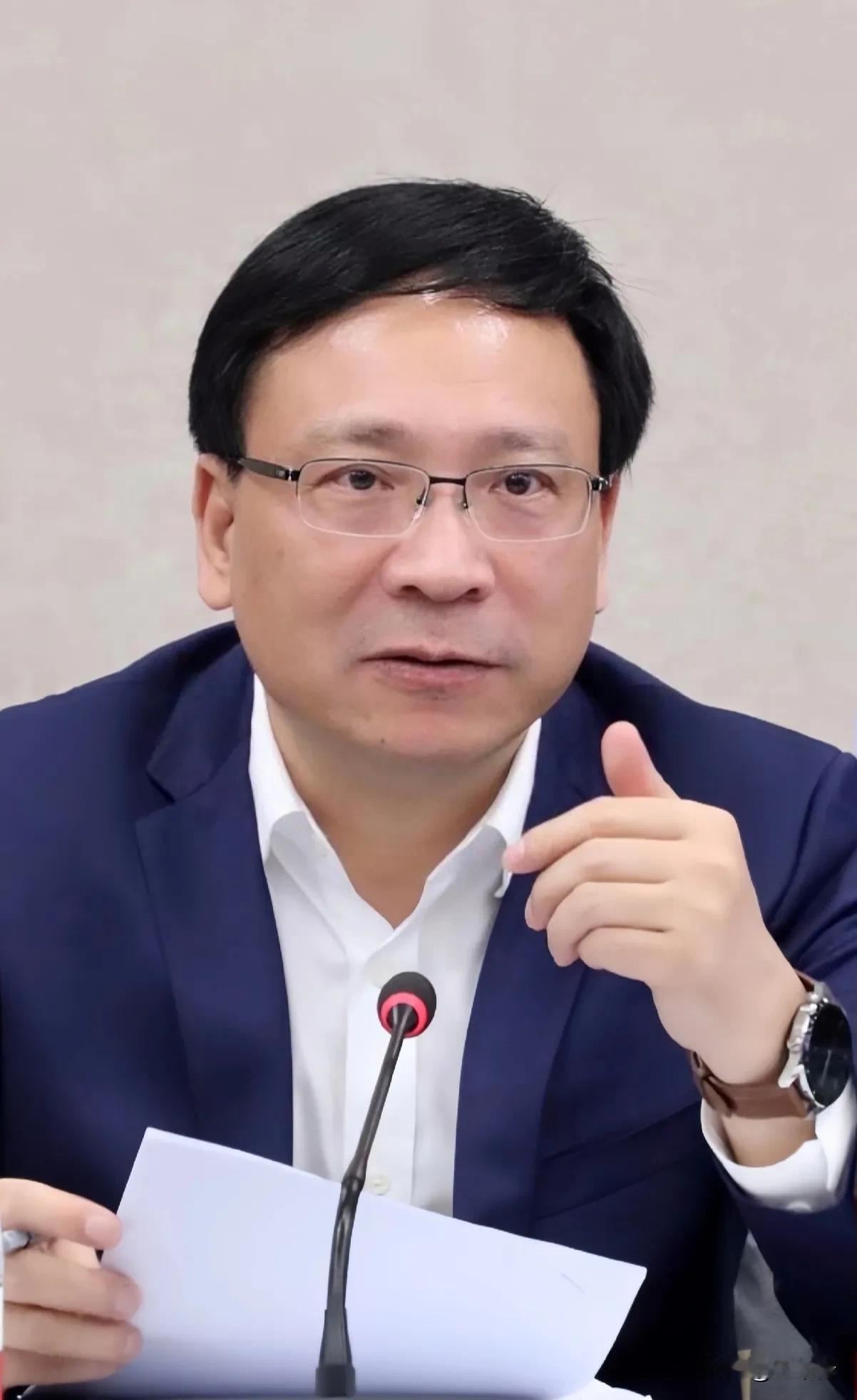 昨天上午，深圳原市长、巨贪陈如桂戴着明晃晃的铐子，战战兢兢的走上了被告席！

虽