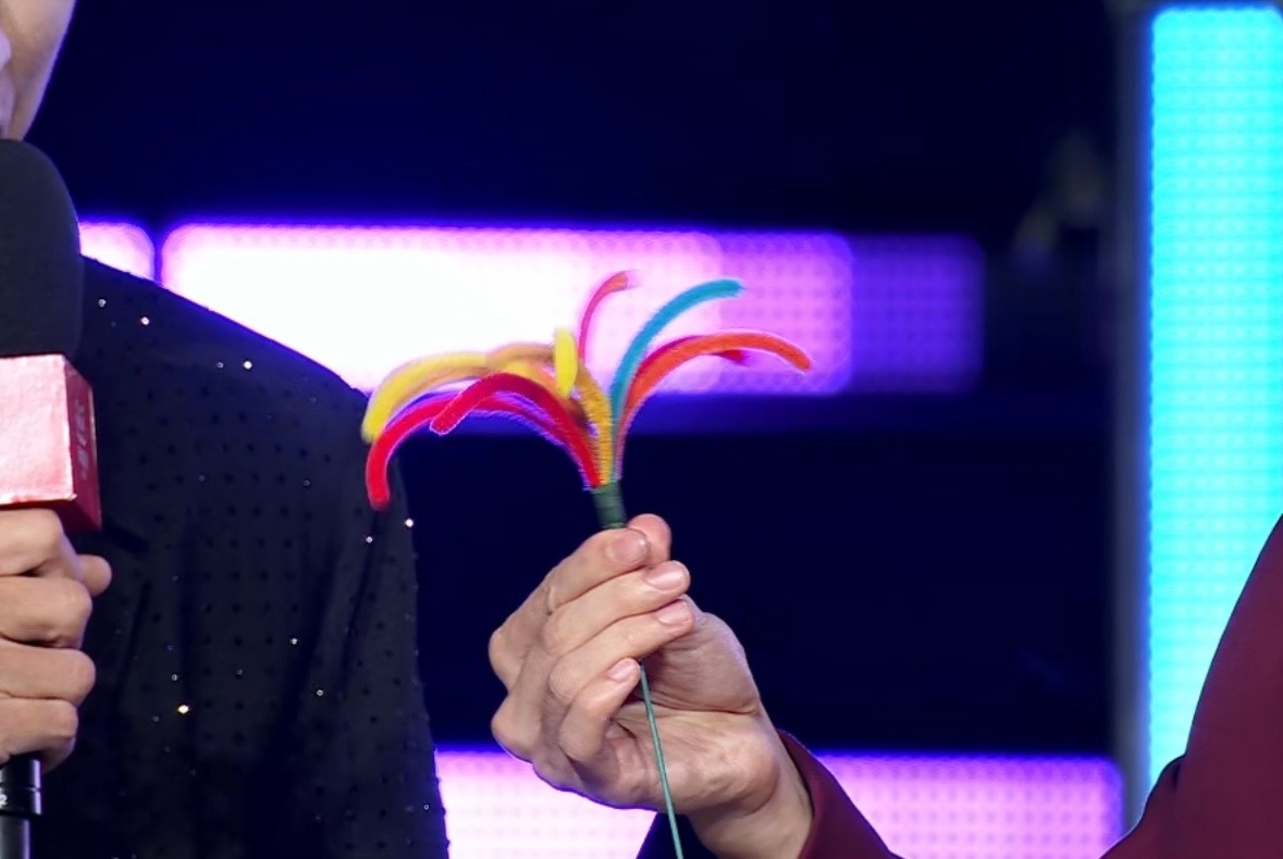 易烊千玺玩扭扭棒  易烊千玺烟花扭扭棒 易烊千玺酒红色西装直播，手工制作的扭扭棒