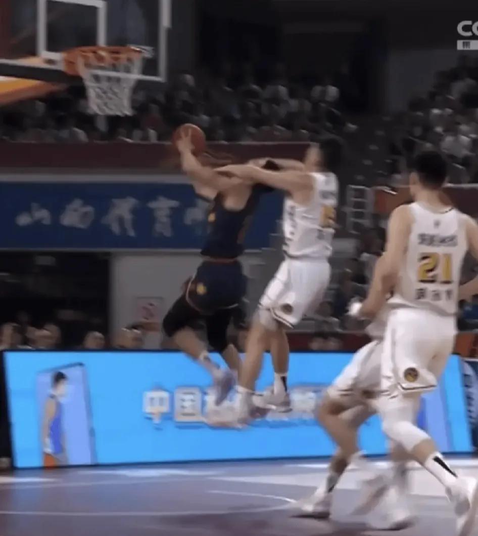 许钟豪依旧不改往日彪悍球风，虽然只有两分钟的上场时间，上场就见效果一个字就是干，