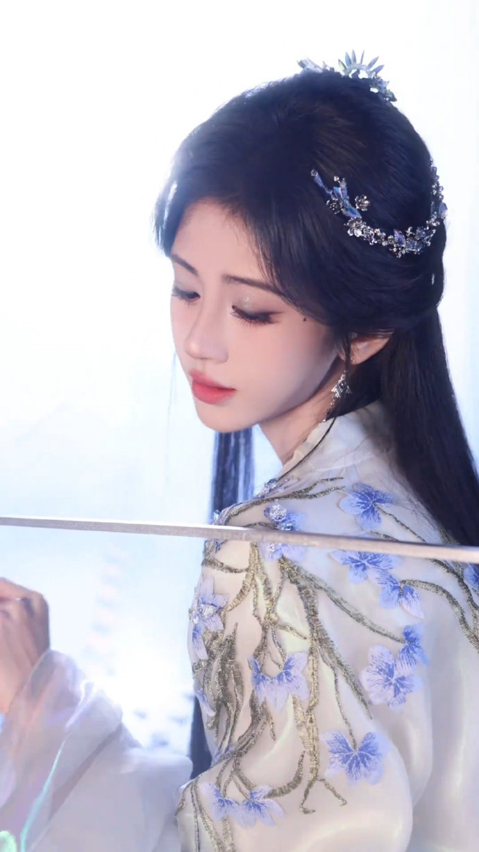 鞠婧祎原声确实很适配角色 鞠婧祎笑一小时的花絮  鞠婧祎原声确实很适配角色，谁懂