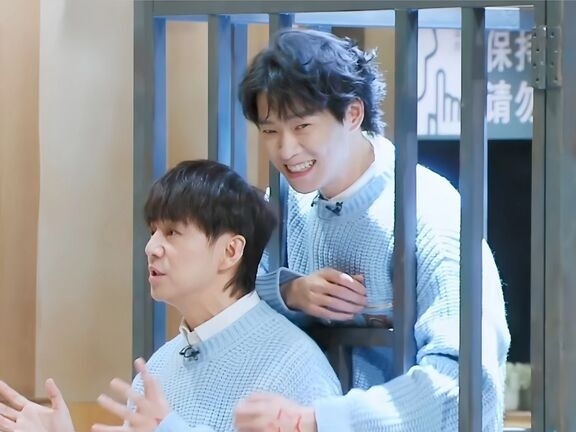 何炅是魏大勋的圈内疯友 谁能想到魏大勋心中的圈内疯友居然是何老师！！是经过时间沉