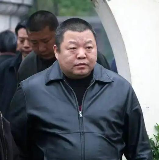 2018年，臧天朔临终前，屏退全部家人，包括他的妻子李梅，唯独留下了斯琴格日乐，