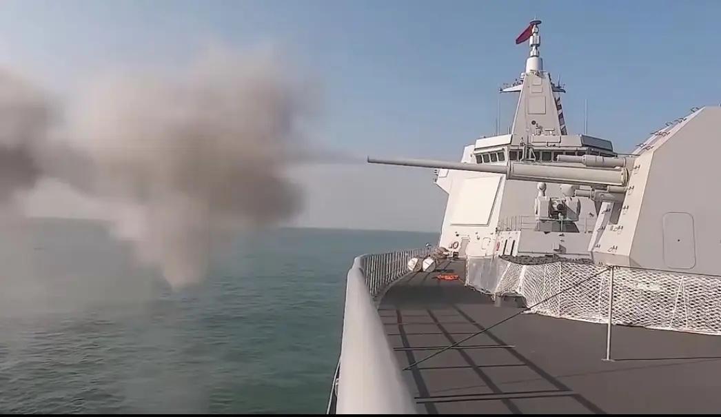 4 月 17 日凌晨 4 点 02 分，日本海上自卫队“雷”号驱逐舰自东海驶入台