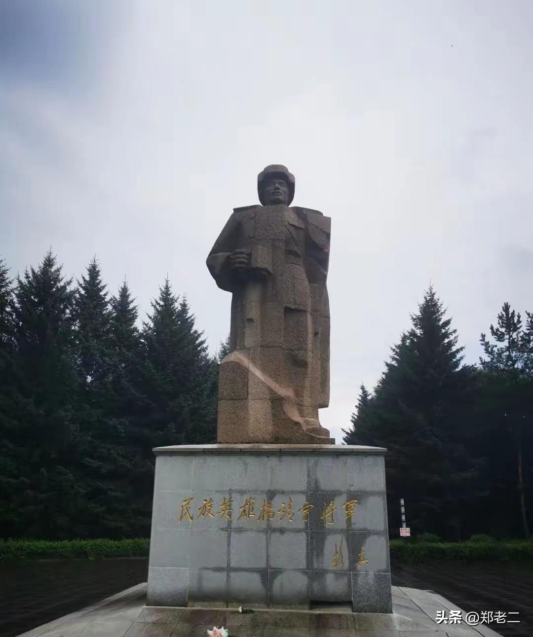 鲁美的杨将军的花岗岩塑像，巍峨耸立在靖宇县的将军殉国地，准确传达了浩然正气，其威