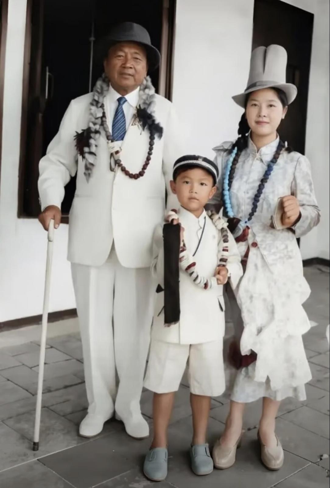 杨虎城在檀香山最后一张全家照。不久回国后被蒋拘留在渣滓洞，后被全部杀死！
