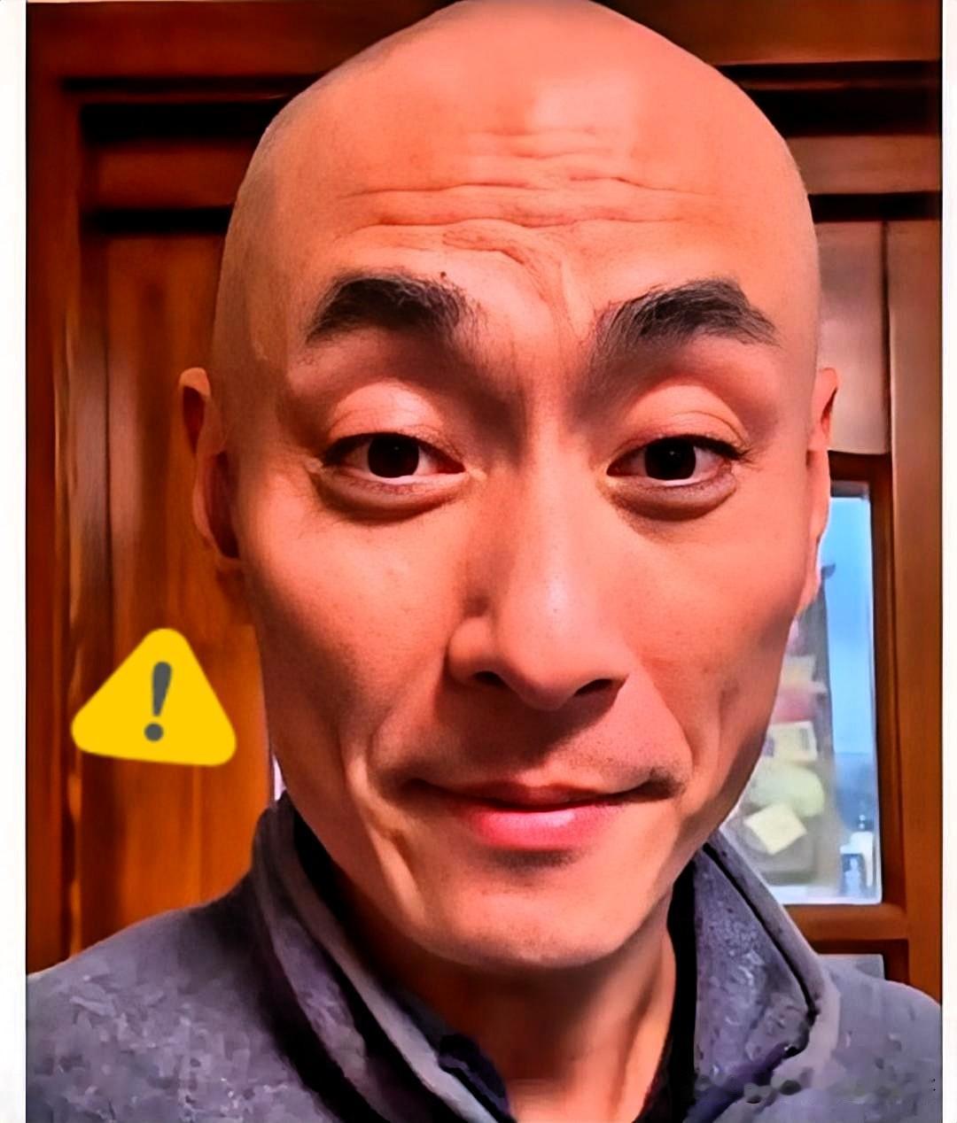 成都那位鼓手的事儿，越查越让人心里发毛。

他明明在村里有套房子，可工作人员翻遍