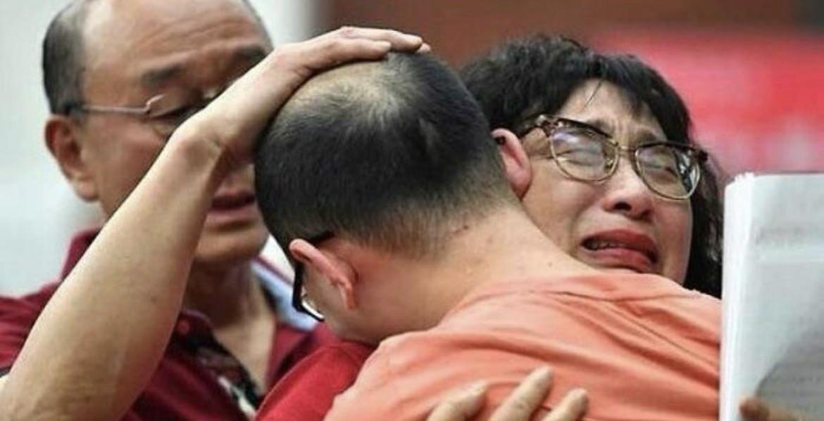 一位母亲找了32年被拐的儿子，顺便帮29个家庭找回了孩子。最讽刺的是，她找到自己