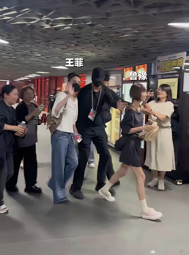 鲁豫原来这么高？我一直以为她一米五看谢霆锋演唱会，鲁豫走王菲前面，俩人居然差不多