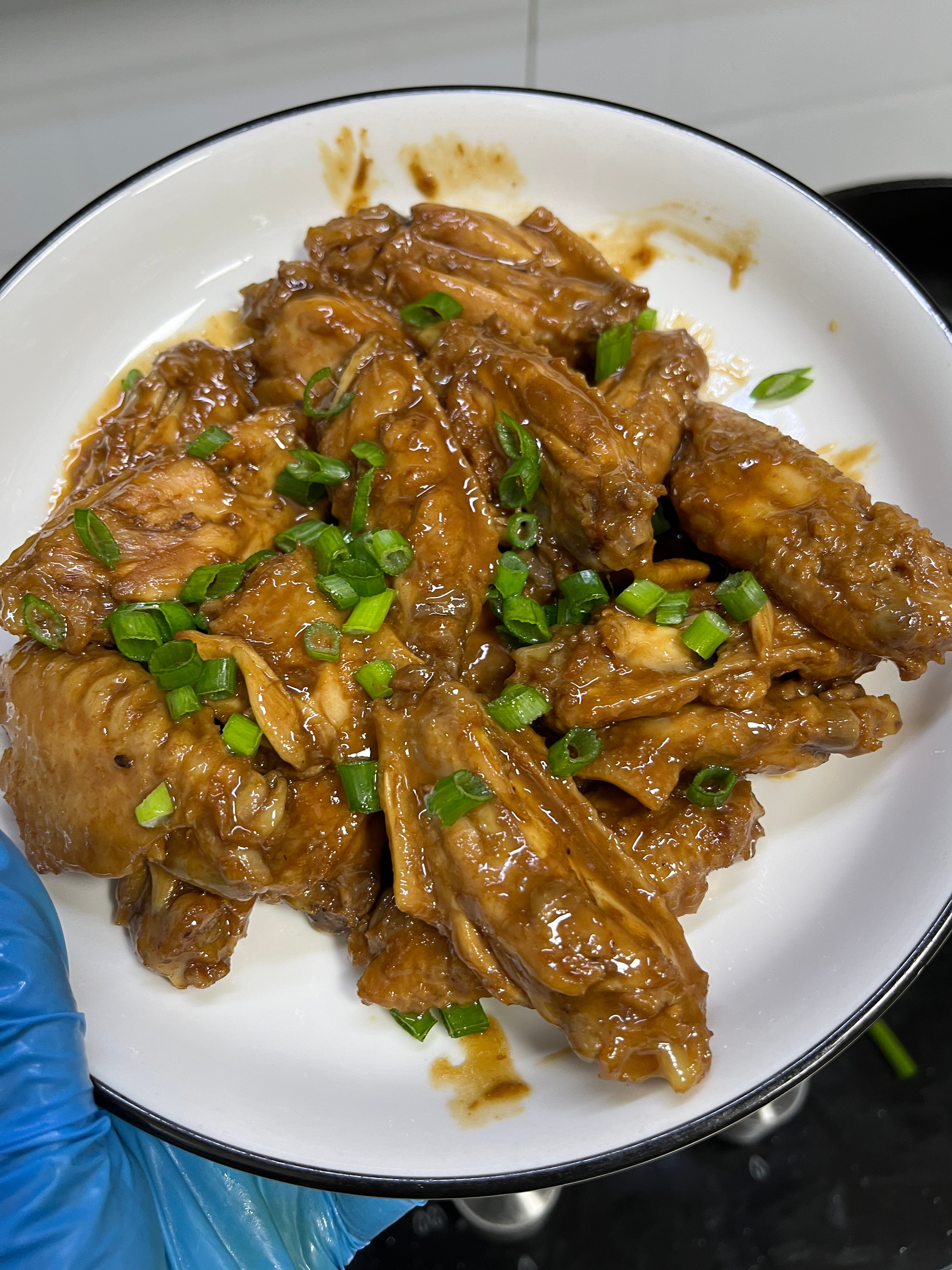 上门做饭之B家Day10红烧鸡翅，茭白蒜苔炒肉。两个很简单的菜，我以为我最多40