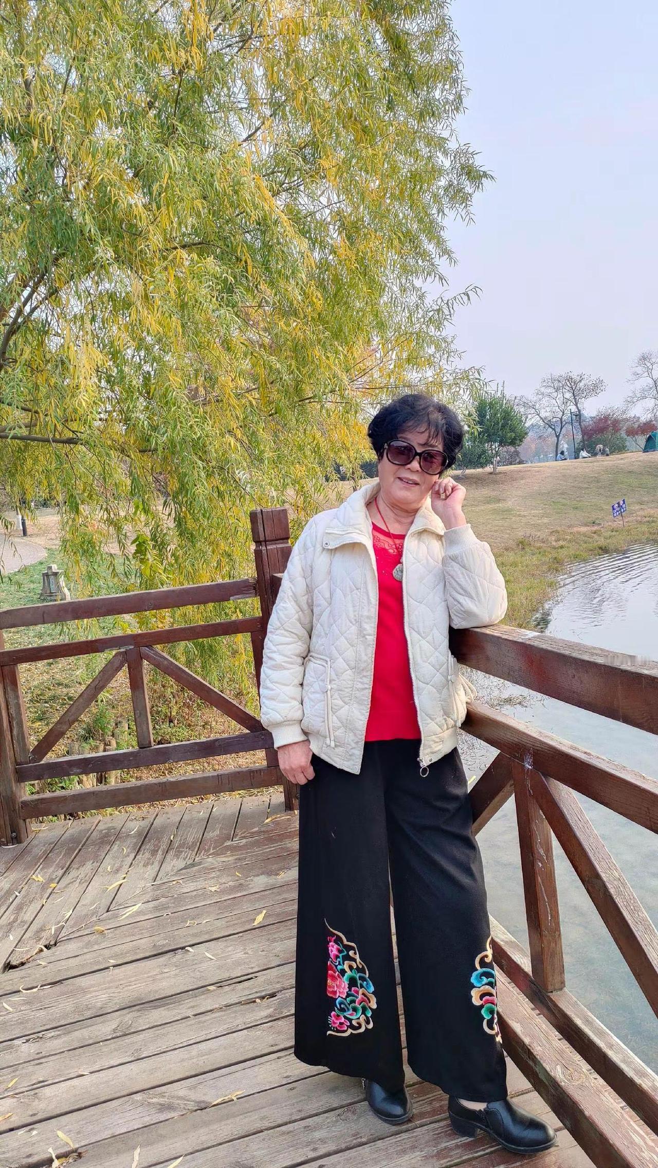 ，祝亲人朋友们，身体健康，幸福美满，开心快乐每一天。