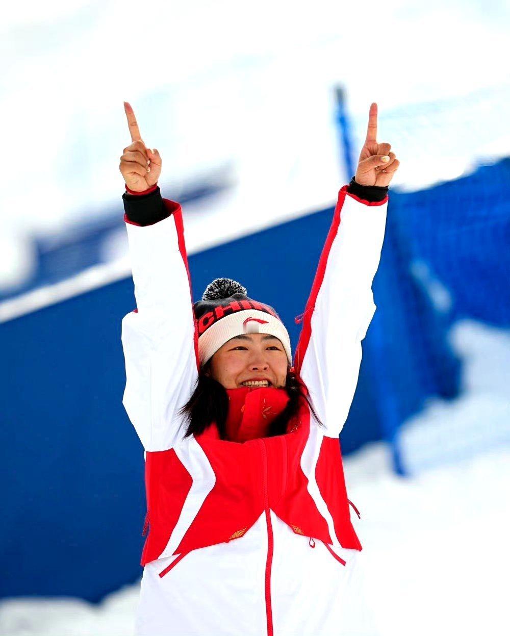 徐梦桃冠军时刻不止赛场冬奥金牌的荣光背后，是徐梦桃在雪场日夜兼程的坚守与拼搏。冠