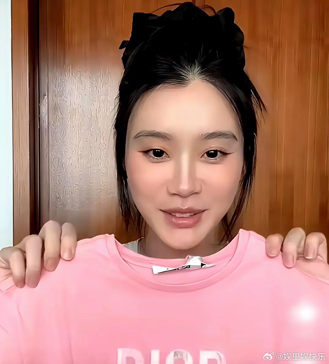 奚梦瑶花几千块给女儿买了一件Dior T恤，面料扎得孩子一穿。她说孩子不认识什么