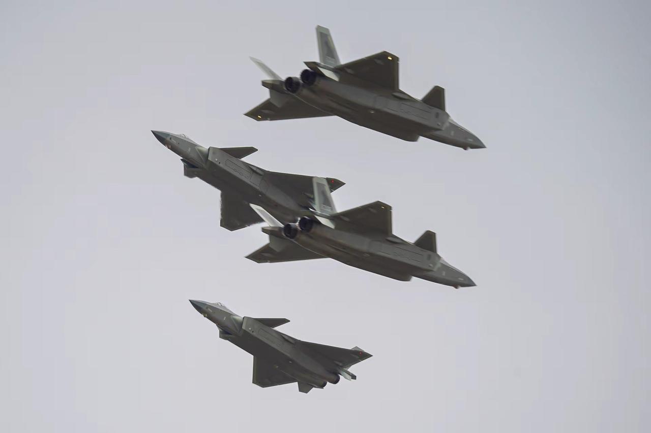 歼20四机对冲。原创航空摄影作品战斗机 歼20 航空 歼击机