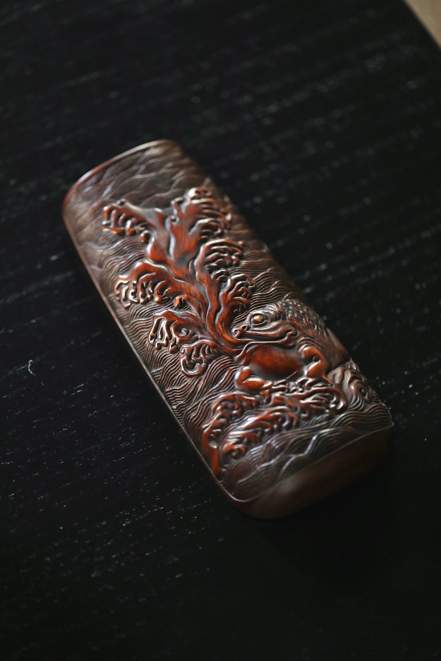 黄杨木 | 金蟾吐瑞茶则满工浮雕海浪金蟾。浪纹层层叠叠，金蟾吐瑞，神态生动传神。