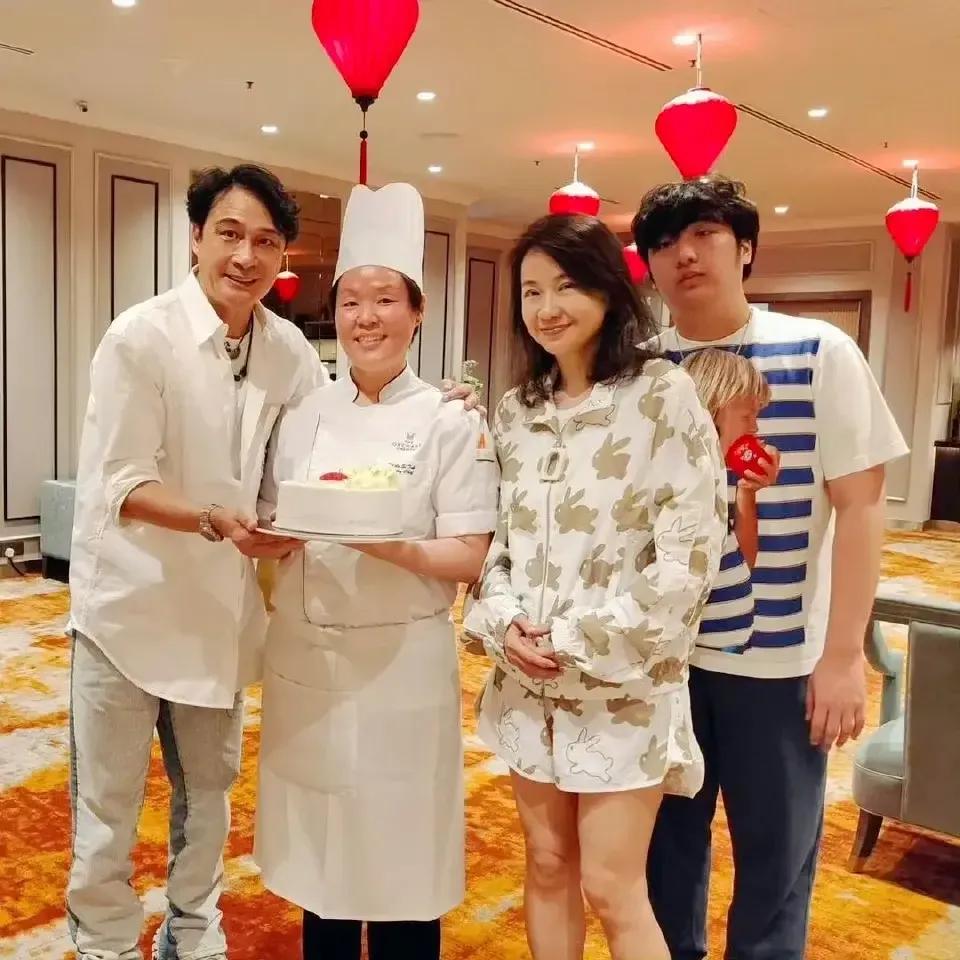 吴费曼长丢了，没有小时候好看，也没有吴镇宇帅气！吴费曼越长越胖了，更没有小时候精