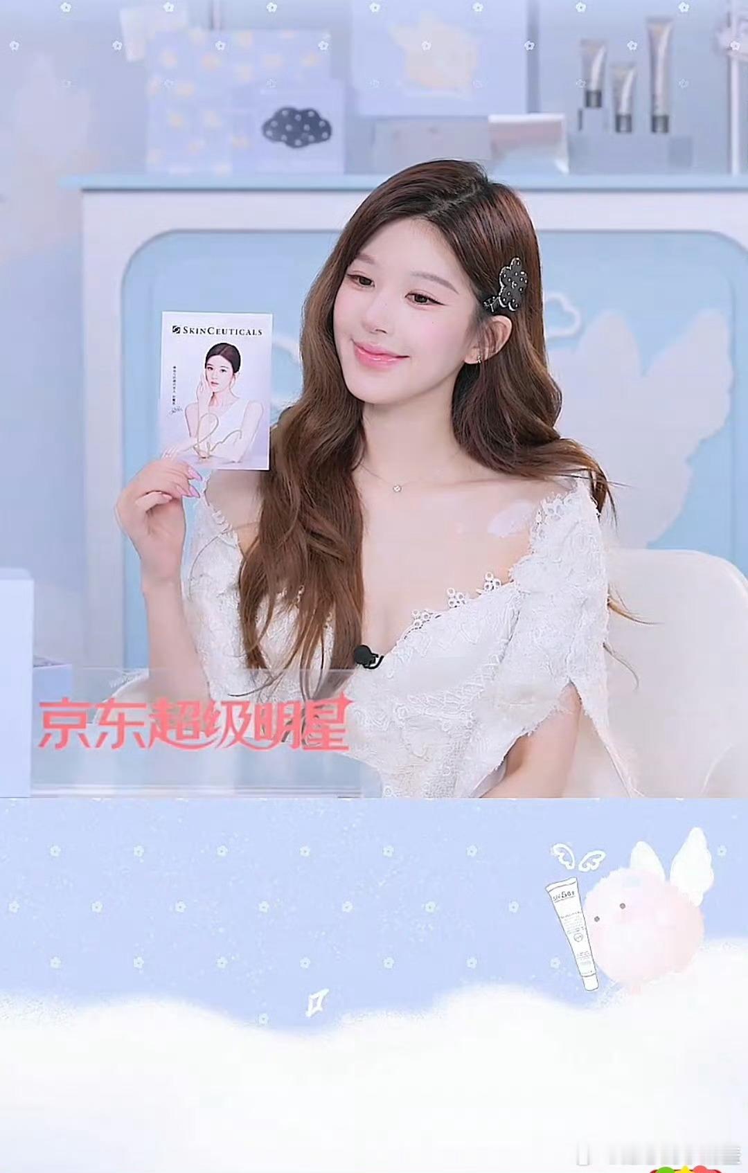 高定露来袭，赵露思今日修丽可品牌活动第二套造型，带来了一袭Ronald van 