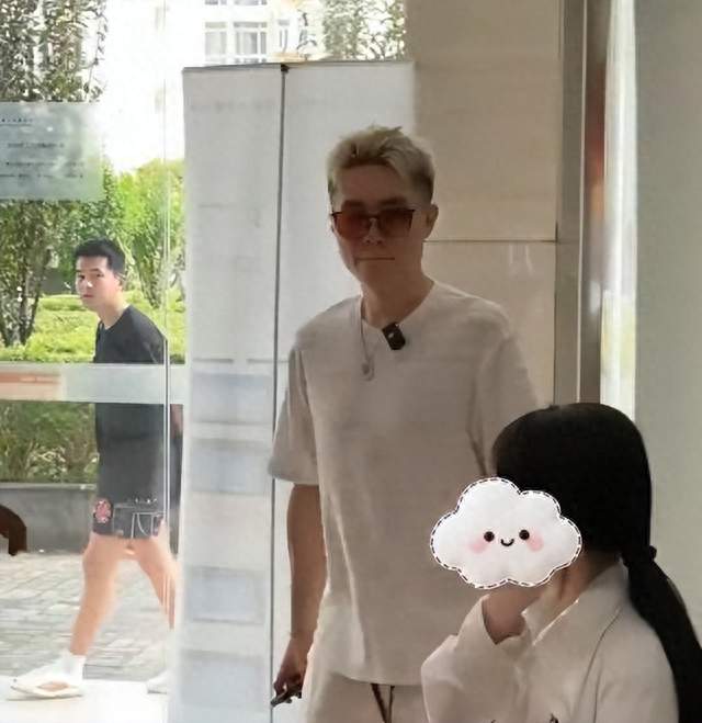 韦雪女儿上大学，陈平亲自护送，一头白发惹眼，老师差点认错