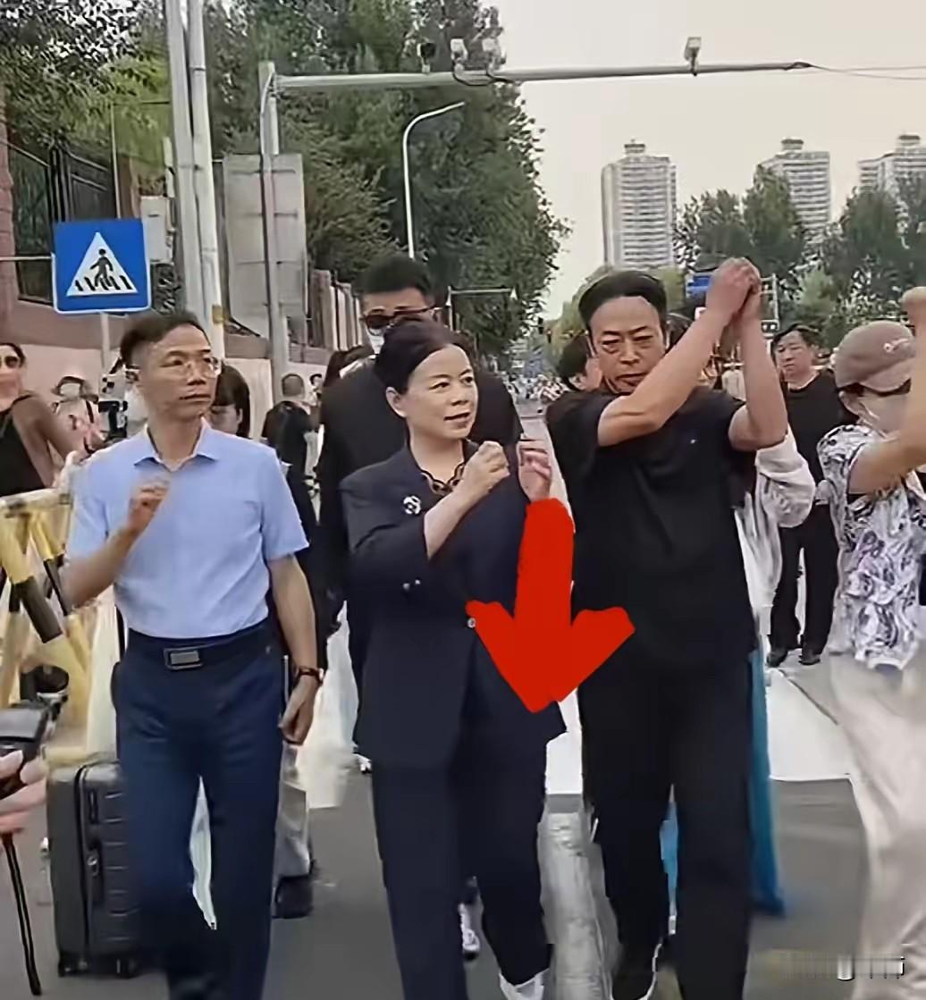 二八案件面目又变了！
许敏接到电话了，会议因工作原因延期不参加。云昊在直播中说昌