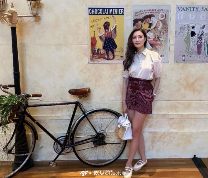 55岁李嘉欣在新加坡拍“港风”照，复刻20年前的自己！！！ ​​​