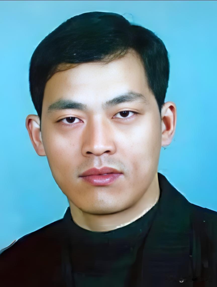 1997年8月15日，37名公安、武警秘密潜入了龙合村，准备逮捕“神枪手”悍匪万