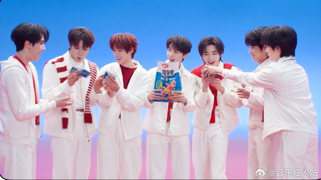 时代少年团震撼美味 七位少年集结完毕，开启热闹满满的美食专场。时代少年团认真安利