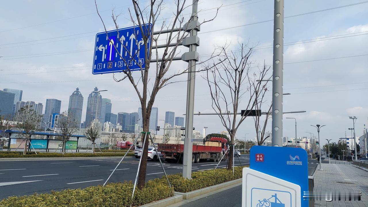 2月9日，来苏州工业园区大润发（老欧尚）购年货了。虽然太阳露脸了，气温还是冷嗖嗖