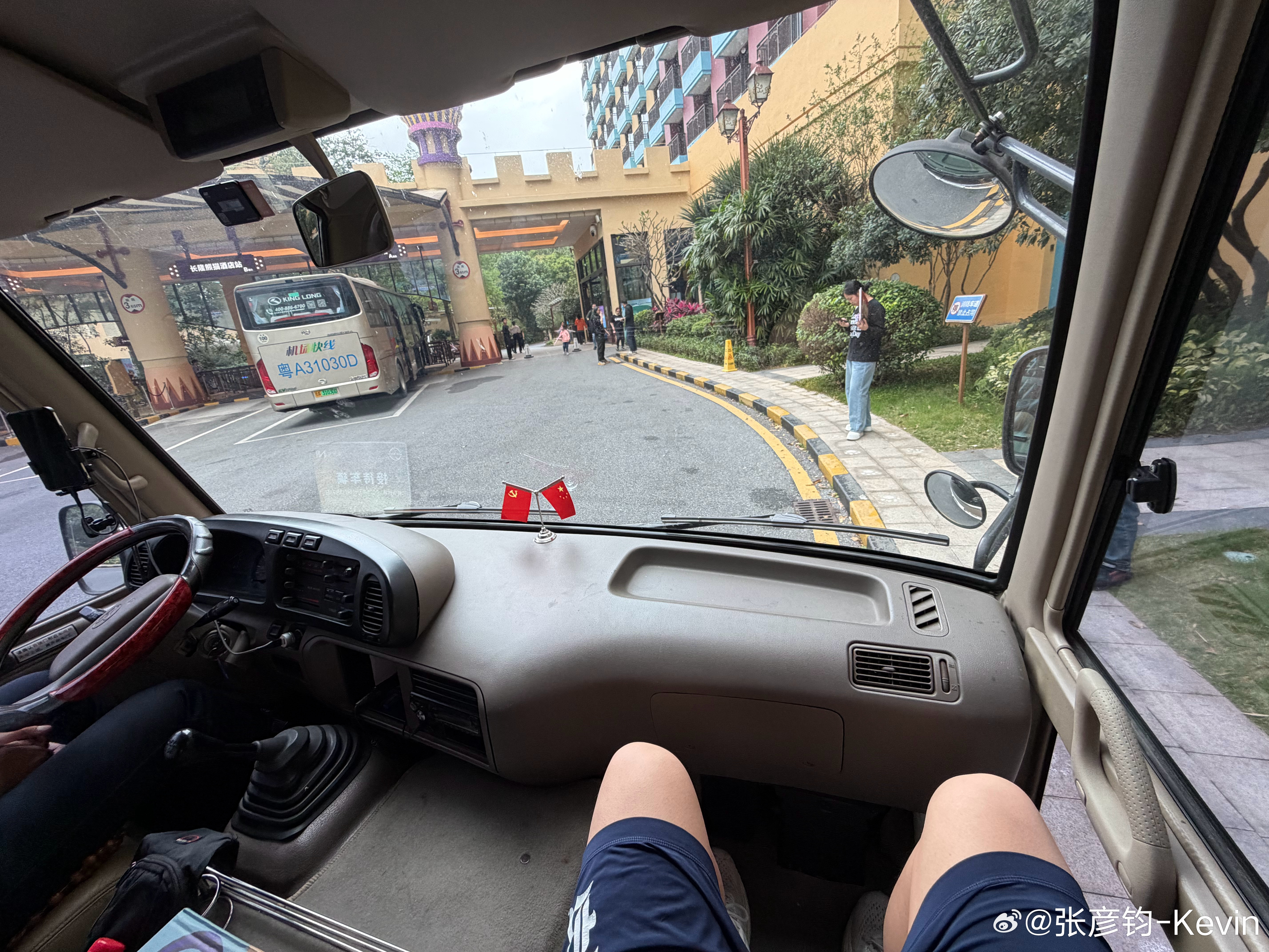 我特别爱坐考斯特的副驾驶，就像小时候坐公交车，必须坐大包，其次是转盘，还必须俩脚