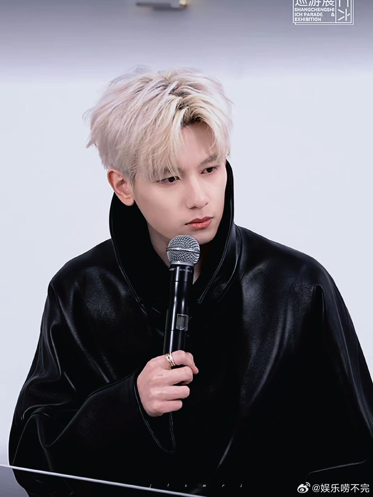 胡先煦上海路透生图走路带风的胡先煦也太有范了，白金发色搭配精致骨相，颜值直接封神