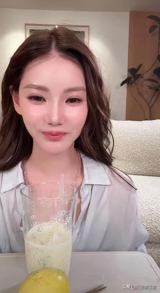 小梅对孩子的事情，很开心和大家分享。她自己在直播间里说的，分享的，都是自己喜欢的