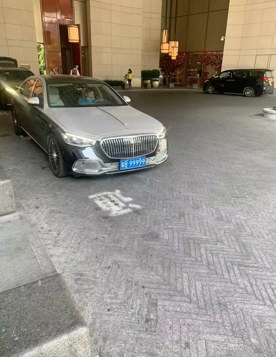 在广州酒店门口遇到的，竟在一台迈巴赫车上，究竟要什么条件才能拥有 粤B...