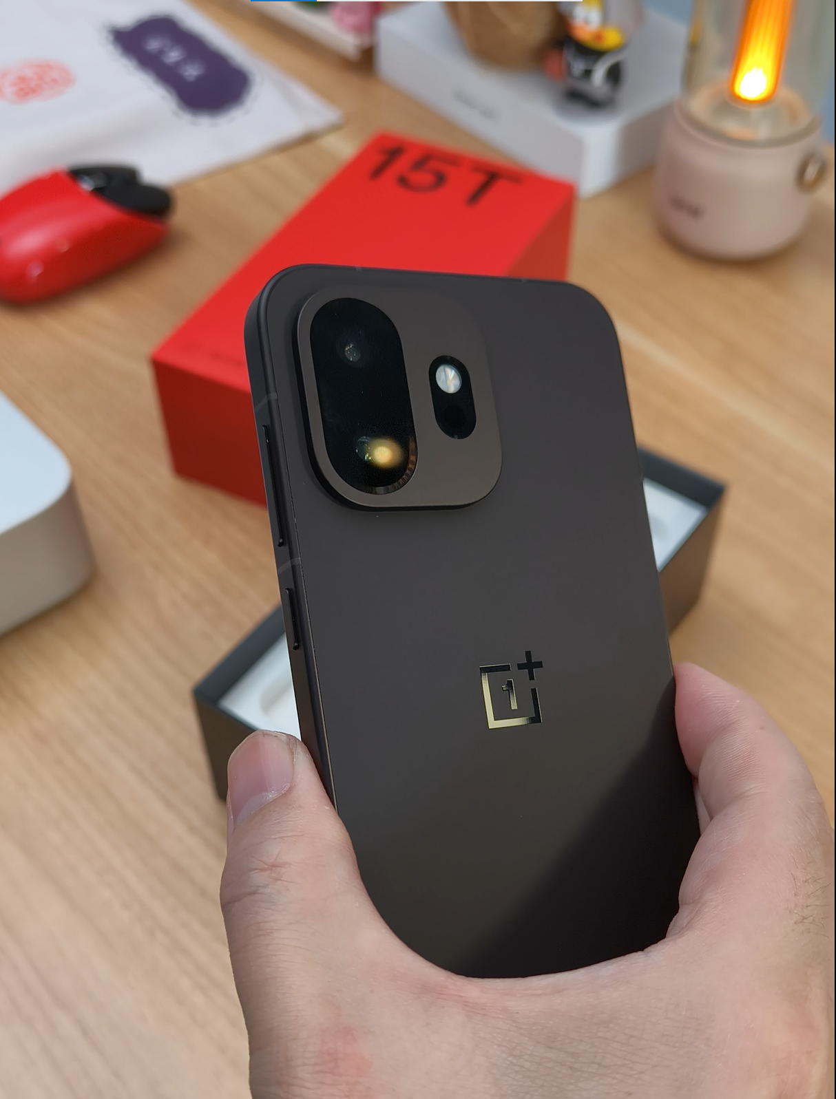 国产手机涨价2000元长期用小拇指托手机的后果 手机自己都没想到，有一天自己能成