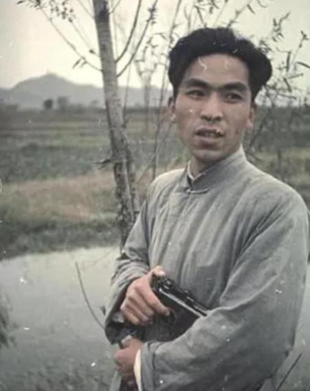 一个即将被当众开刀祭旗的地下党，面对房东端来的“断头饭”，死活咽不下去。

房东