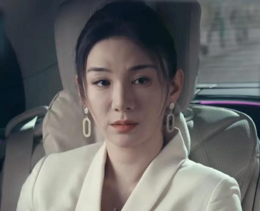 黄弈是不是动脸了啊，在军旅剧《猎豹》里面，她饰演的反派女霸总周天娜让人看着怪怪的