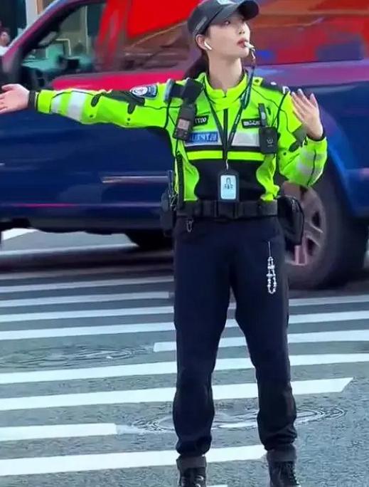 一红衣女子不顾来往的车辆，挺直腰板走在马路上，司机心急朝着喇叭就按了下去，结果就