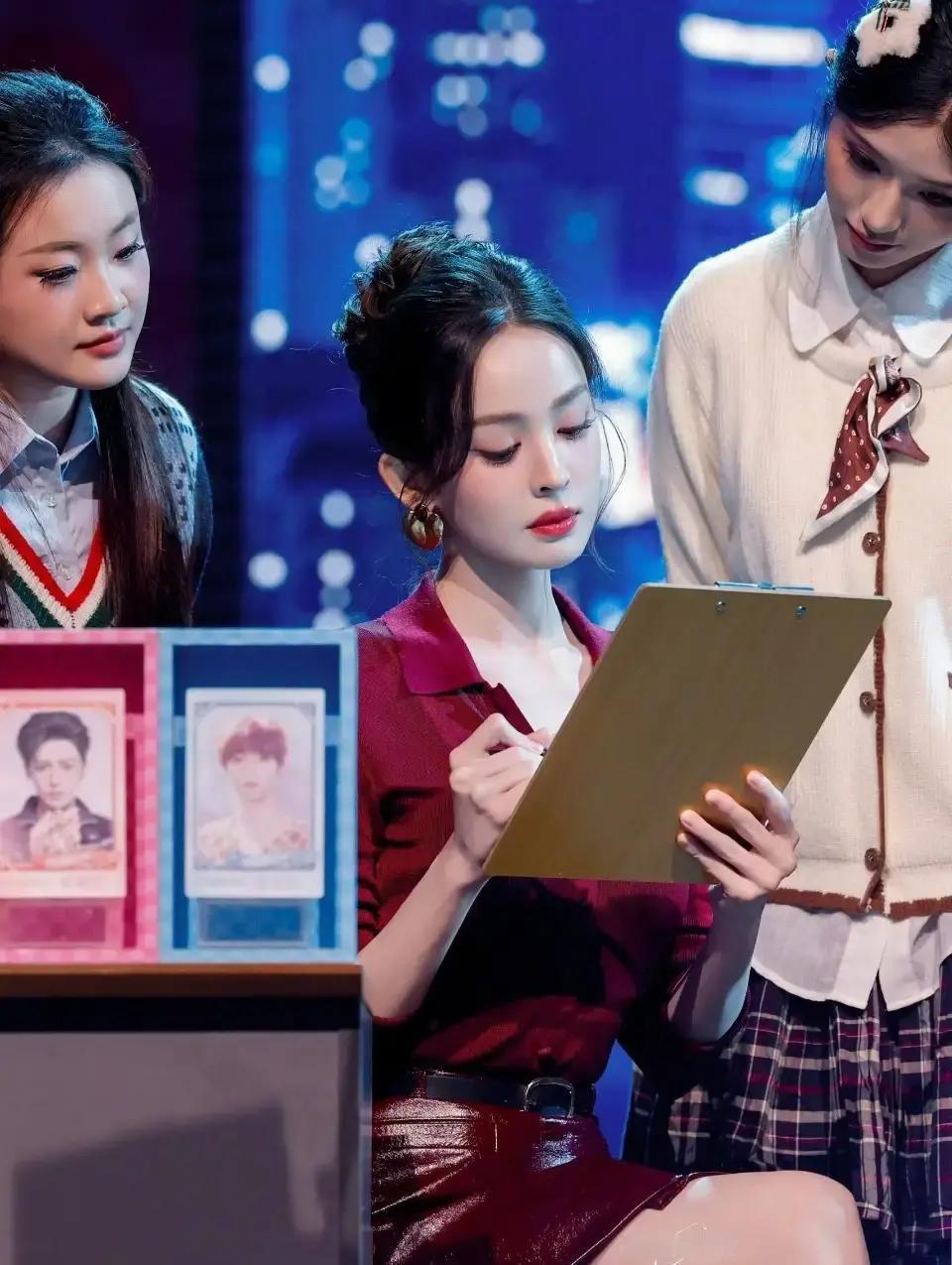 酒红战袍封神，娜扎白到发光！
 
这套DIOR早秋成衣一上身，弹幕直接刷爆。颜色