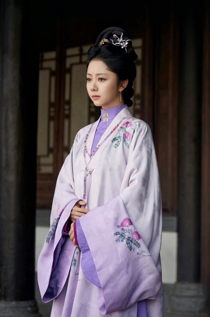 微博热议角色排行榜：TOP9 乔振宇/狄立人TOP8 谭松韵/许兰香TOP7 井